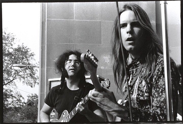 A fresh faced <a href="/jerrygarcia/">Jerry Garcia</a> and <a href="/BobWeir/">Bobby Weir</a>. 🌹
#TBT