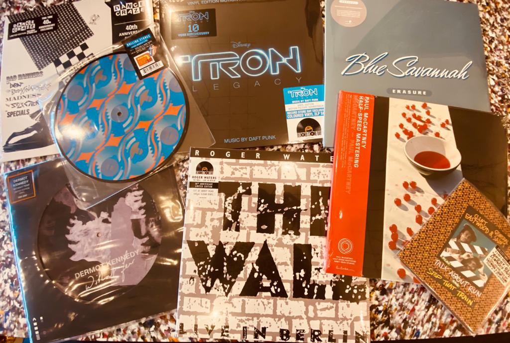 lcrsw14's tweet photo. More limited editions have arrived for Saturday ✌️🤩✌️ doors open at 8am arrive early to avoid disappointment!
#rollingstones #daftpunk #paulmccartney #clinteastwood #generalsaint #dermotkennedy #dancecraze #erasure #rogerwaters #pinkfloyd #rsd2020 #rsd20 #rsddrops #london https://t.co/QnPjqBq2HN