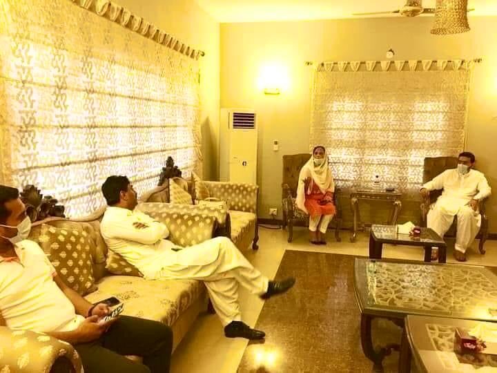 zaka_panhwar's tweet image. 24 September 2020
Former Minister #LocalGovtSindh &amp;amp; MPA PS-62 Mr @jamkhanshoro offered condolence with Minister Revenue Sindh @MakhdoomMehboob on the sad demise of his uncle, other notables from #PPP were also present.