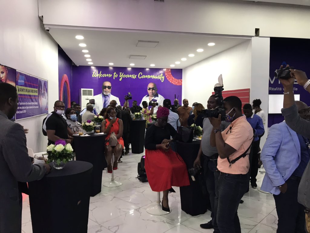 Dylan_Akame's tweet photo. La #YoomixCommunity déjà en place pour le grand concert Live de Koffi Olomide via la page Facebook « Yoomee Mobile »
Regarde en direct ici https://t.co/qQOPqZlCui
#YoomeeMobile https://t.co/ixFJKuIf4c