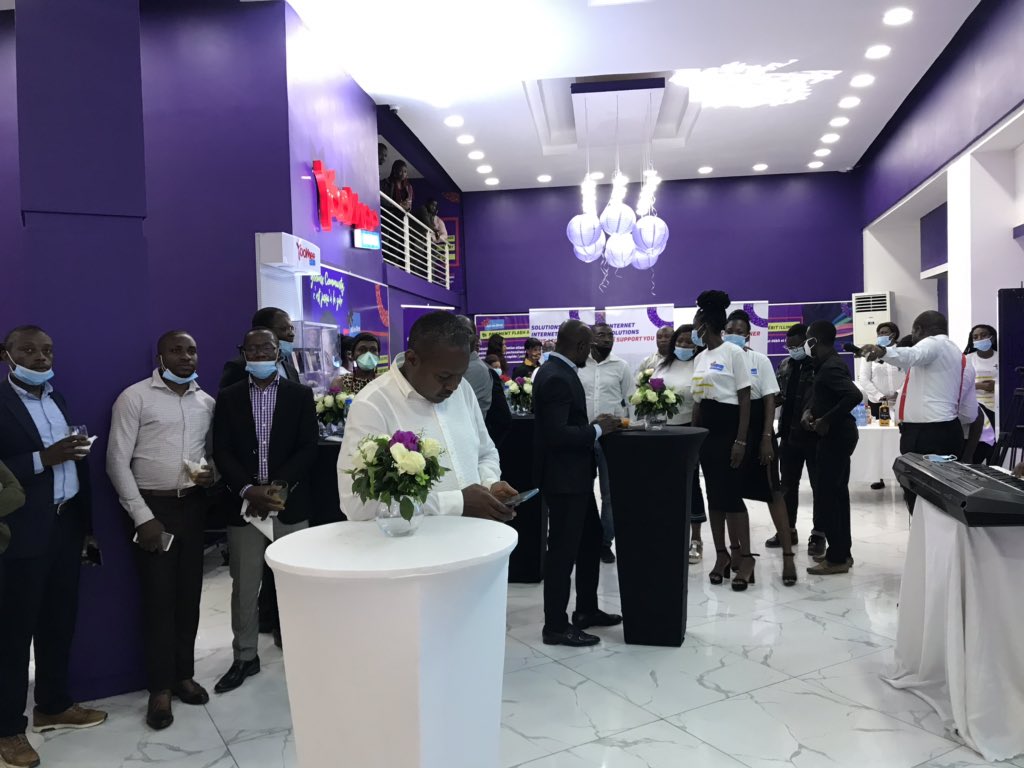 Dylan_Akame's tweet photo. La #YoomixCommunity déjà en place pour le grand concert Live de Koffi Olomide via la page Facebook « Yoomee Mobile »
Regarde en direct ici https://t.co/qQOPqZlCui
#YoomeeMobile https://t.co/ixFJKuIf4c