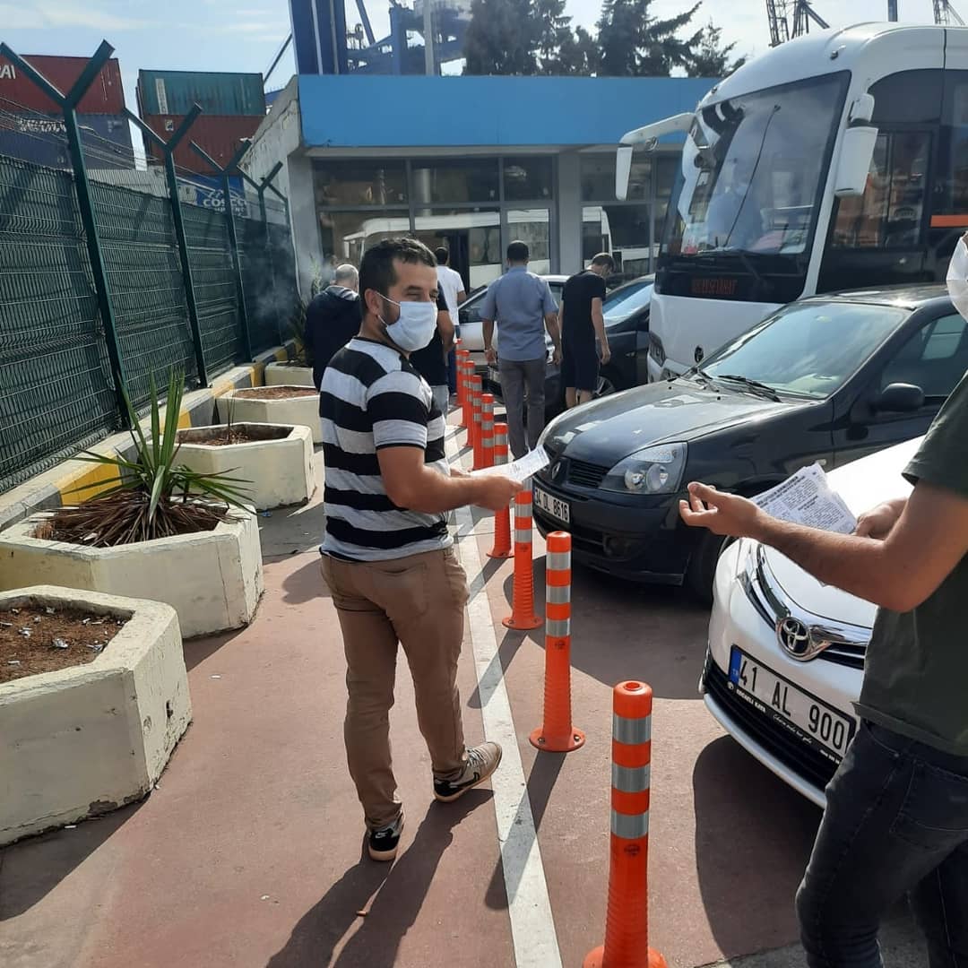 EmekKocaeli's tweet photo. #Körfez'de #EvyapPort önünde "Eğitimde eşitsizlik derinleşirken iktidarın çözümü '-ceğiz-cağız'dan öteye gitmiyor" başlıklı bildirilerimizi işçilere ulaştırdık. https://t.co/o0BaNRCxeZ