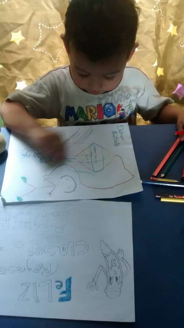 Niño Dainer Antonio coloreando un papagayo del grupo DEFC, cada familia una escuela @MPPEDUCACION.@psuvaristobulo.<a href="/RosangelaOrozco/">Rosangela Orozco</a>.@ZonaEducTachira.<a href="/charlychaves/">Charly Rojas Chaves</a>.<a href="/circuito2carde1/">@circuito2cardenas</a>.@ClifpC