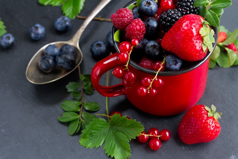 LoriShemek's tweet photo. Berries are some of the healthiest foods you can eat, as they’re low in calories but high in fiber, vitamin C, and antioxidants.

The Healthiest Berries You Can Eat:

#1. Blueberries
#2. Raspberries
#3. Goji Berries
#4. Bilberries
#5. Acai Berries
#6. Cranberries

#healthychoices https://t.co/oJ71pJfEGF