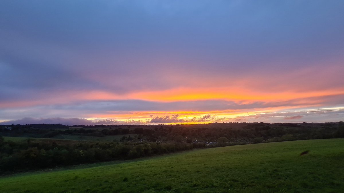 fentinic's tweet photo. #sunset #FarthingDowns #NewHill #OldCoulsdon #Autumn #eveningwalk #goldenhour #differentfilters https://t.co/jWlSi7FoYb
