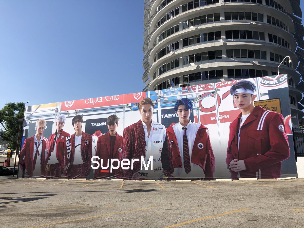 EXOL_Mom's tweet photo. I am back!! 🥰 and so is @superm !! 😍 New signs @CapitolRecords today in #Hollywood 💙💙💙 #EXO #SUPERM  @B_hundred_Hyun #EXOL @weareoneEXO https://t.co/CtqljlgI4g