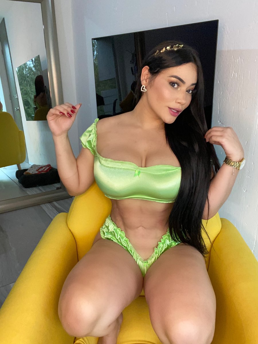ashleycarolps's tweet photo. De lo bueno un poco na’ más 😜 
Cual foto te gusta más 1 ,2 ò 3 https://t.co/FT4E8t0o27