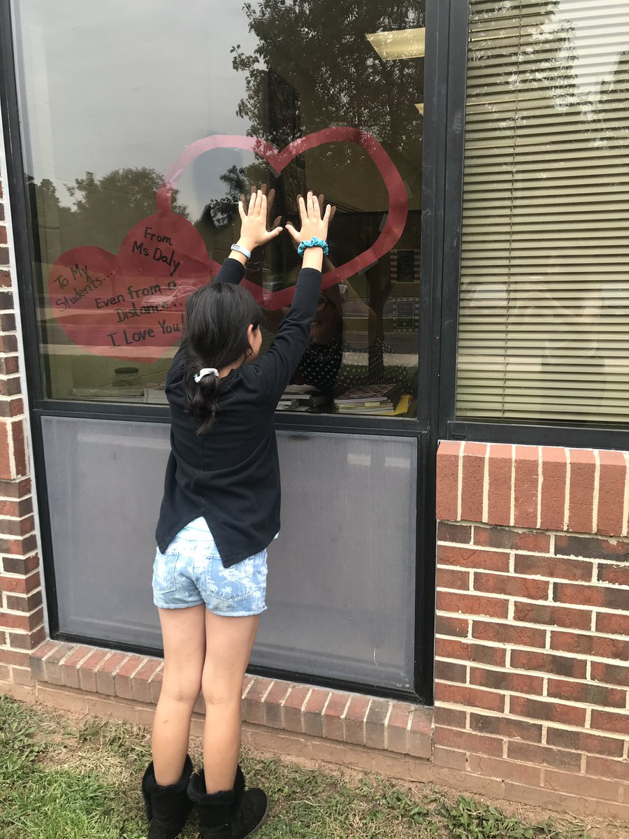 BarbaraJDaly's tweet photo. Building relationships at a Distance.   Through the glass I find my heart, my purpose and motivation...... through the screen we share a message or two..... I think my heart might burst wide open....... #spotted@lowes #loudouncountypublicschools https://t.co/VEHQehDUaQ