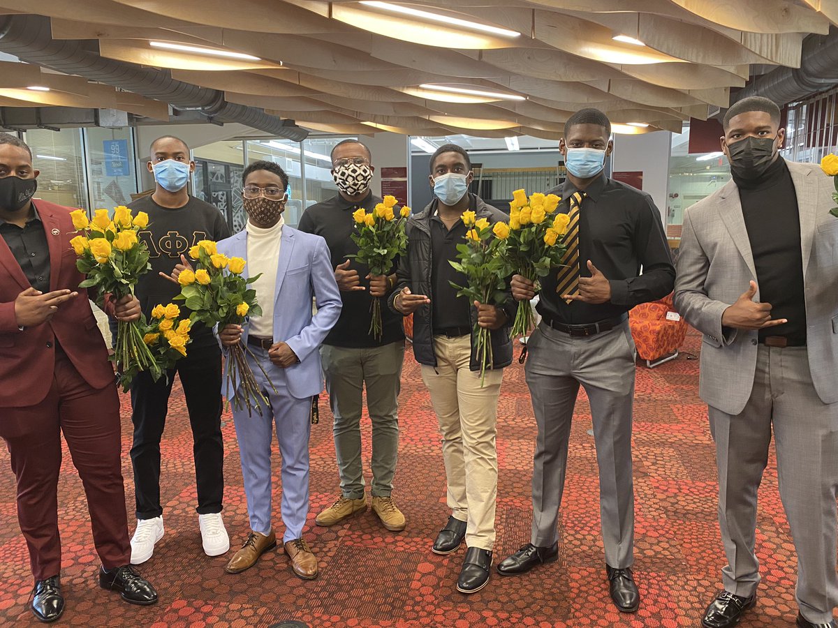 GBAlphas's tweet photo. The Brothers got the chance to show are appreciation of the wonderful ladies of North Carolina Central University today by passing out yellow roses! https://t.co/aUVfmiYcNI