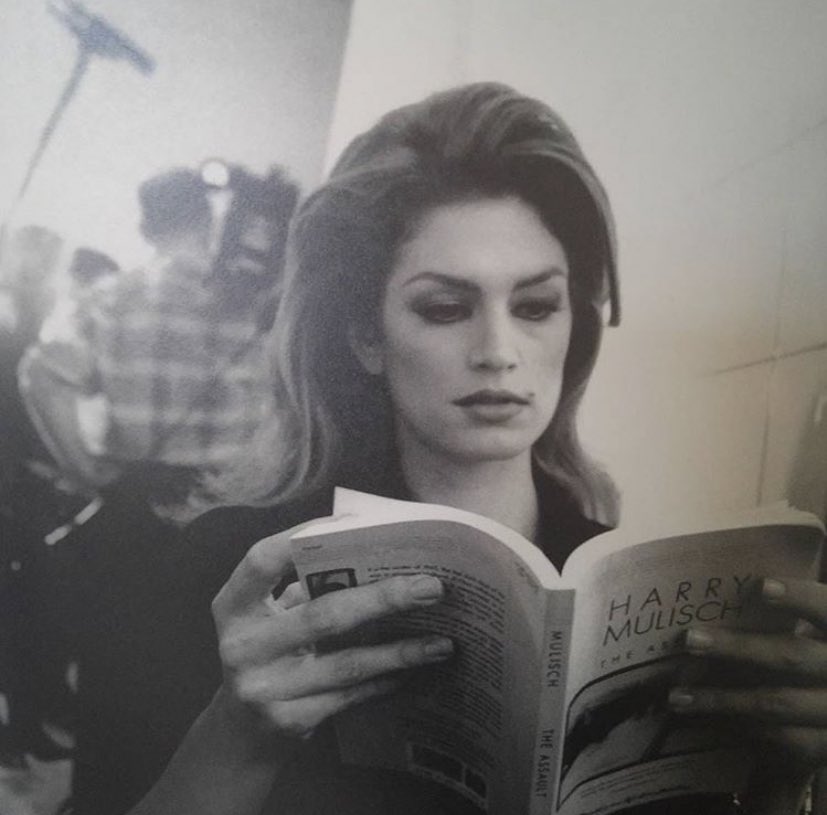 CelebBookRecos's tweet photo. #TBT style to @CindyCrawford reading “The Assault“ by Harry Mulisch
#BookRecosFromCelebs #readmore #read #bookrecos #bookrecommendation #imareader #celebrityread #book #books #reading #author #cindycrawford #harrymulisch #theassault #supermodel https://t.co/r78LbqZm9w