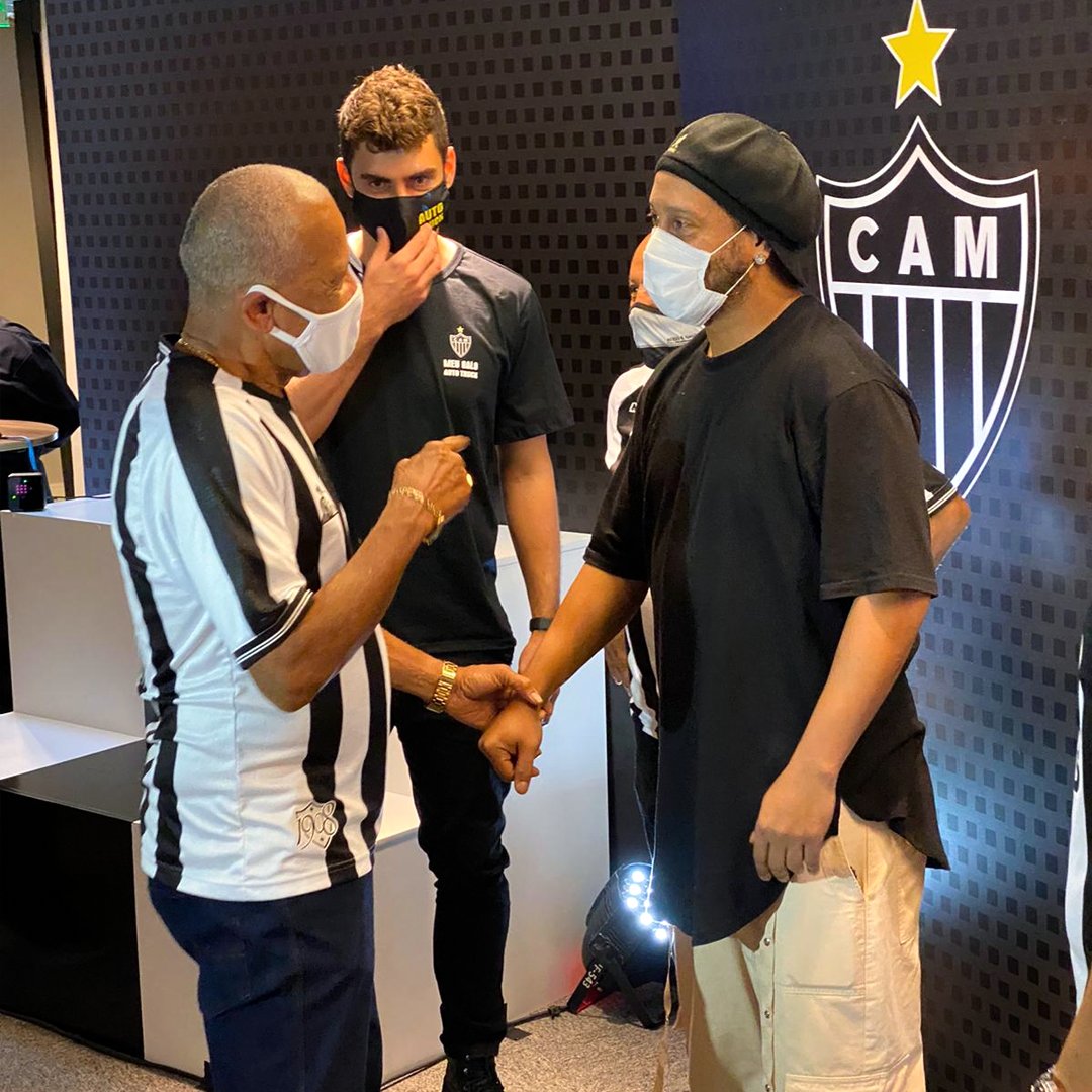 10Ronaldinho's tweet photo. Hoje encontrei muitos amigos que conheci aqui em BH, foi emocionante voltar nesta cidade que me abraçou e juntos vivemos momentos incríveis!!! O galo marcou minha vida de uma maneira muito especial... Aqui é galo p....!!! Obrigado Auto Truck pelo convite 🤙🏾 #MeuGaloAutoTruck https://t.co/UyUKEv7gHl