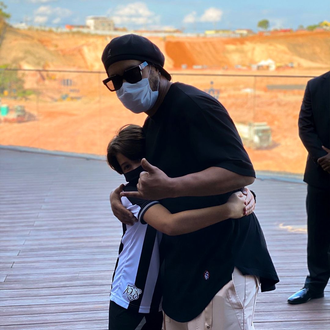 10Ronaldinho's tweet photo. Hoje encontrei muitos amigos que conheci aqui em BH, foi emocionante voltar nesta cidade que me abraçou e juntos vivemos momentos incríveis!!! O galo marcou minha vida de uma maneira muito especial... Aqui é galo p....!!! Obrigado Auto Truck pelo convite 🤙🏾 #MeuGaloAutoTruck https://t.co/UyUKEv7gHl