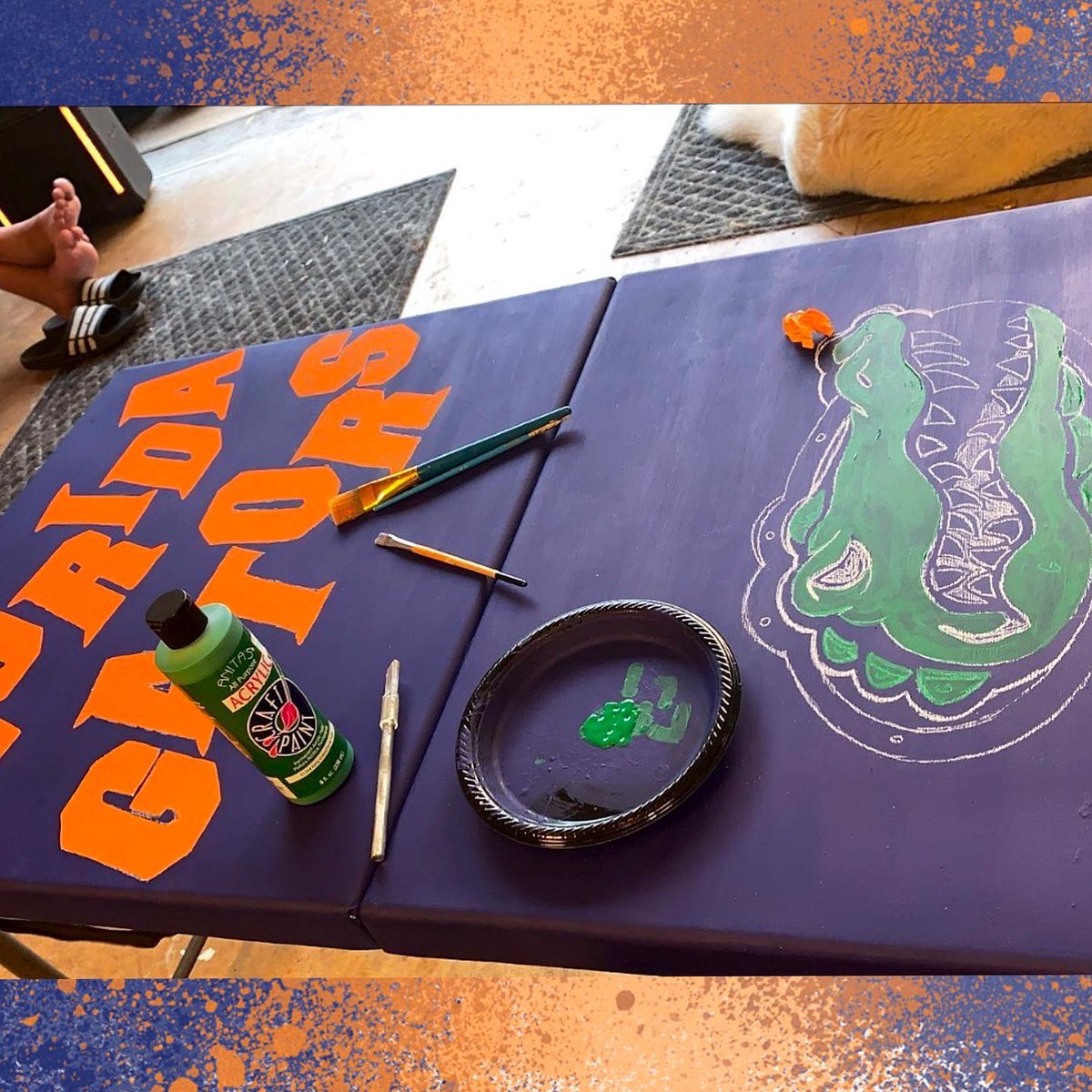 happydesignsjo's tweet image. I wanted the first post to be my most latest project! This table took 14 hours to make and was custom made for my parents who are big Gator fans !! This is the one of many things that can have any custom design created by me #GoGators #DecorativeTable #CustomDesign #HandMade