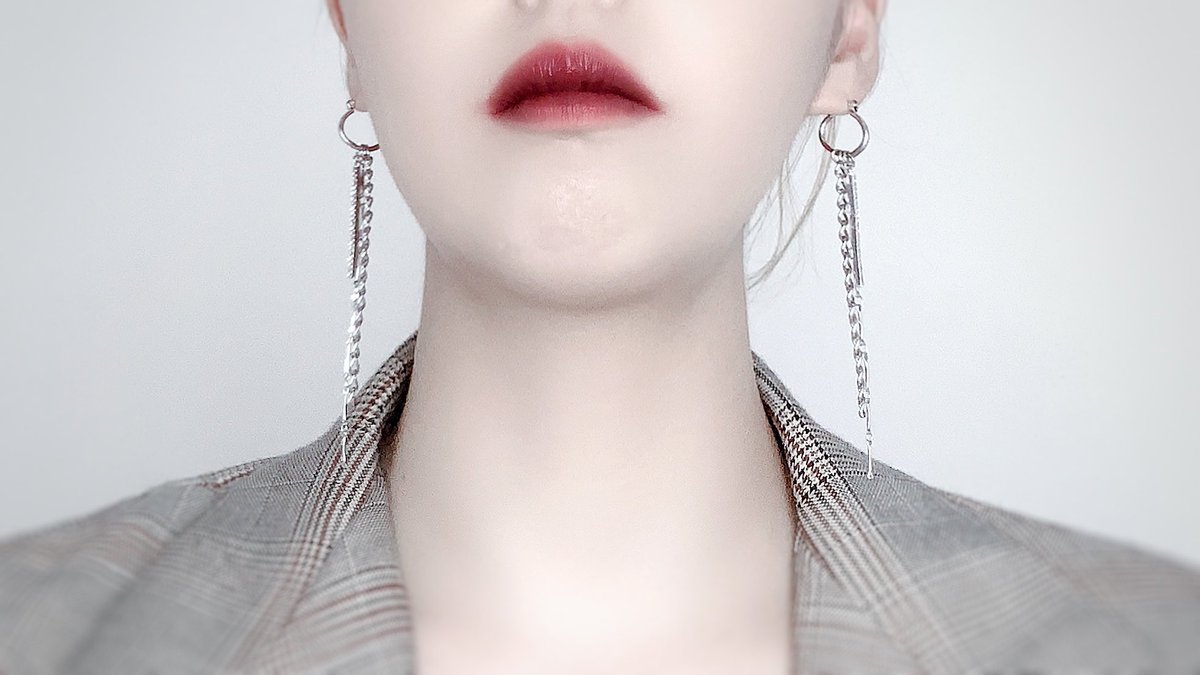 _SHITOSHE_'s tweet photo. シルバーチェーンピアスの着用画像です⛓

フープ部分も大きすぎずシンプルです◎
メタルスティックがキラっと光るので
存在感はありますよ✩⃛

セットアップやジャケットと合わせるとカッコいいです⸝⋆⸝⋆

詳細☟☟☟
https://t.co/KKy6FhAoVx https://t.co/BvdsbuK5JE