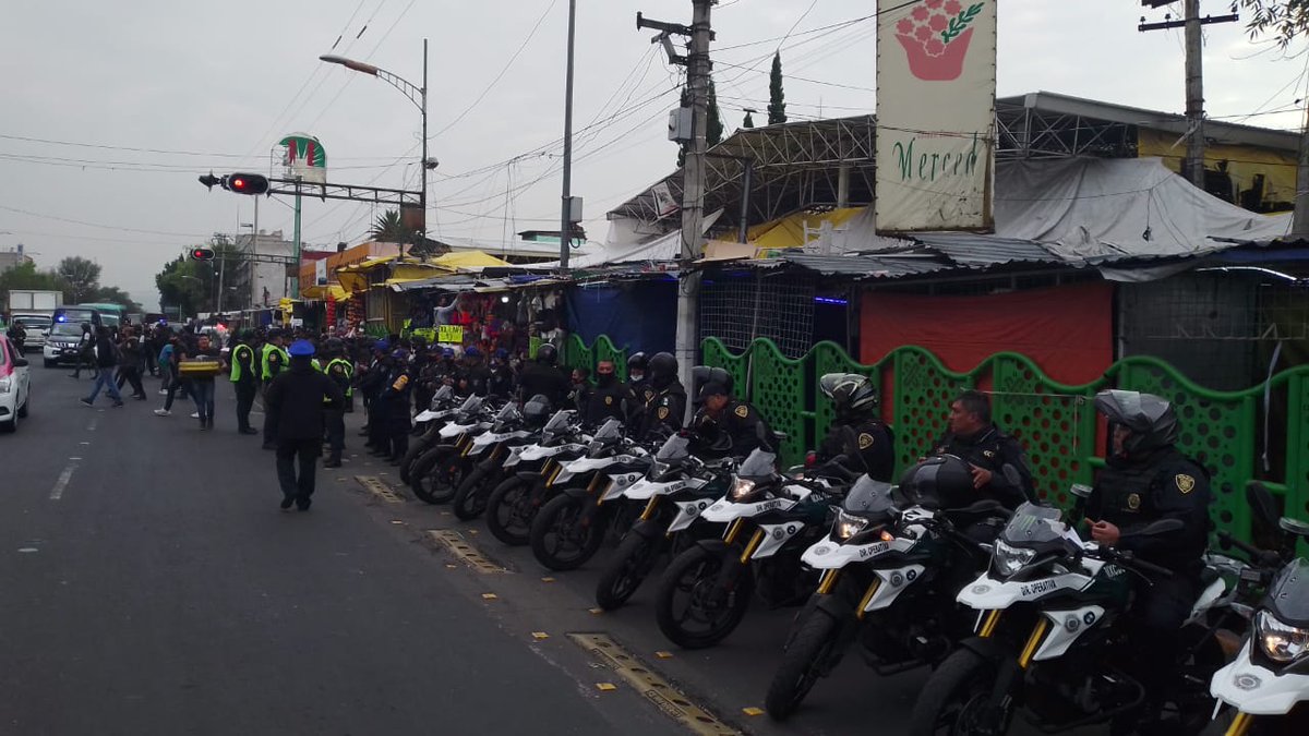 Alma1Vera's tweet photo. 🚨 #EscudoVC 🚨
En coordinación con oficiales de #VCarranza y la Guardia Nacional, se implementa un dispositivo de presencia y disuasión al interior del #MercadoMerced y en inmediaciones con la finalidad de evitar el robo a negocio y a transeúnte. @julio_morenori @A_VCarranza https://t.co/hR5pzn7nvl