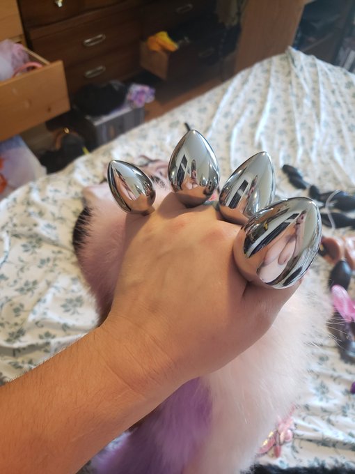 Wow geez thats some powerful brass knucks ya got there babe ;D Look closer for something nice 👌   #tailplug<a href="/tag/petplay"class="tags"><span>#petplay</span></a><a href="/tag/tailplug"class="tags"><span>#tailplug</span></a><a href="/tag/onlyfans"class="tags"><span>#onlyfans</span></a><a href="/tag/thicc"class="tags"><span>#thicc</span></a><a href="/tag/onlyfansgirl"class="tags"><span>#onlyfansgirl</span></a>