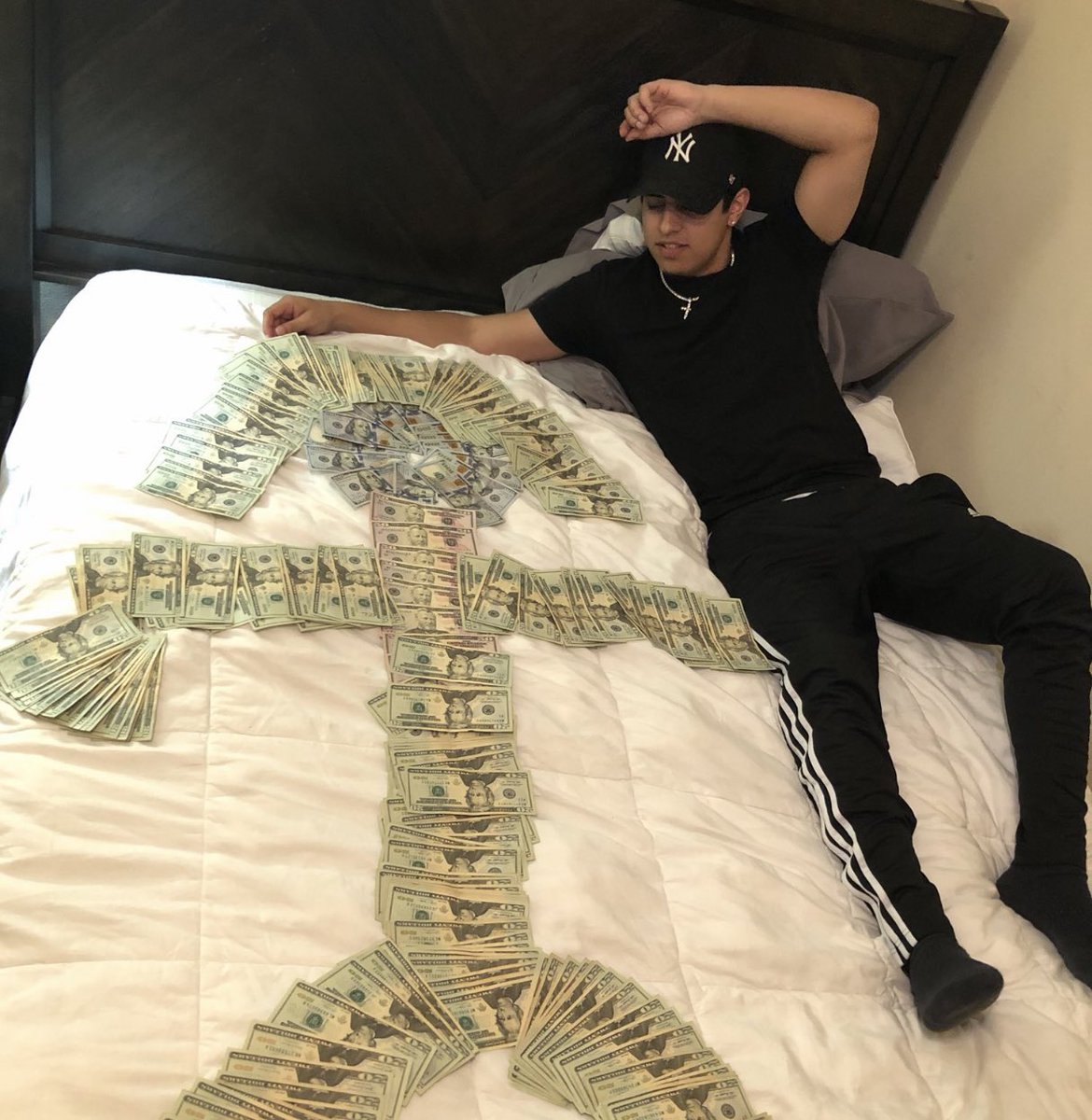 SavvyRinu's tweet photo. Make some money while having fun! 🥰

1. Make a duet with this video 
https://t.co/iWs7Bu101d

2. Come up with an ending to the video, in the caption, use #jijishoe &amp; #jijing hashtags.

3. Win a heavy amount of money (I won’t tell you).😌! Become Rich!🥰 https://t.co/ts0eI6YlAv