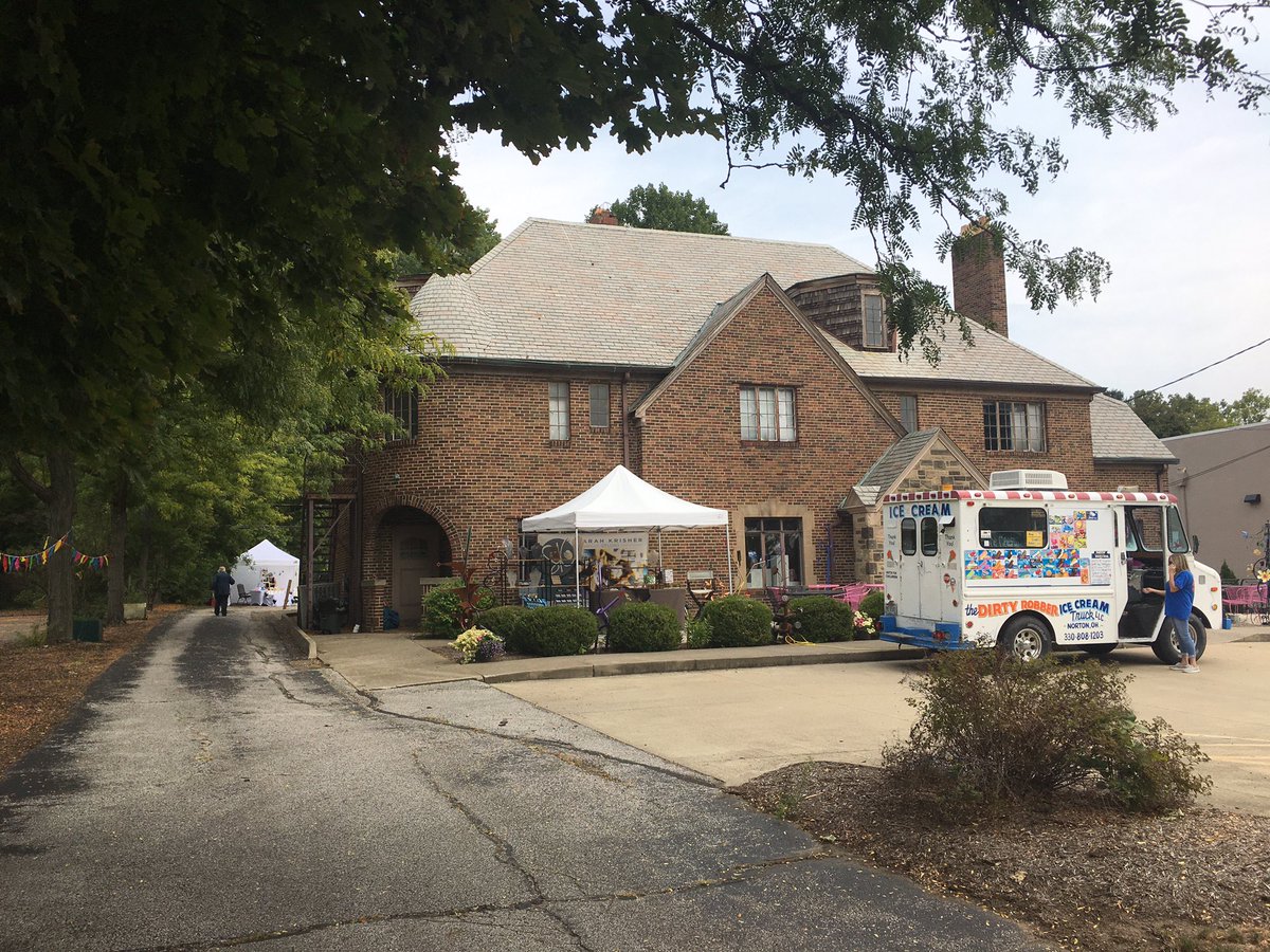 akrona_art's tweet photo. Art-Toberfest going on until 7:00pm tonight https://t.co/u2pySmZz1o