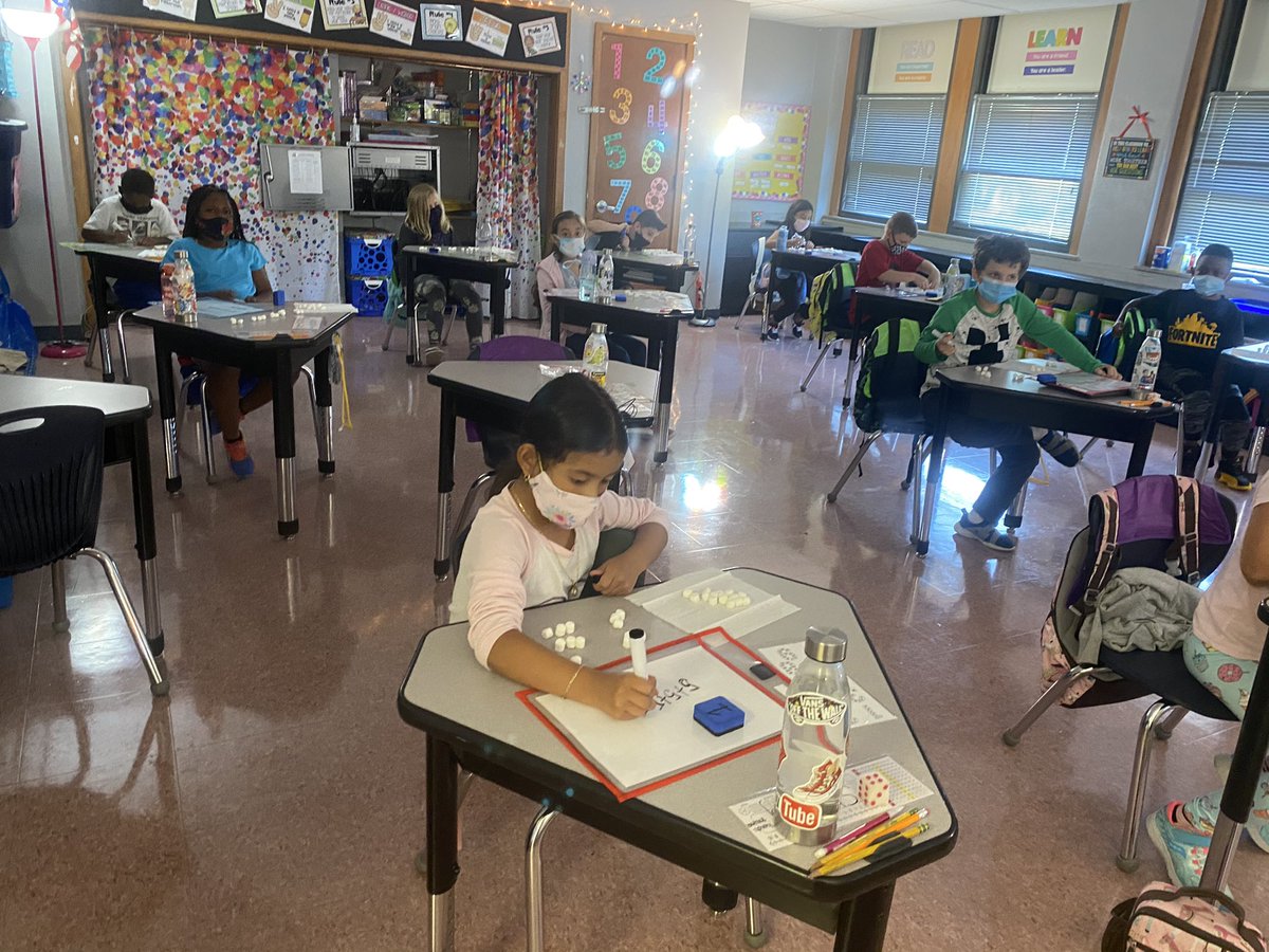 MsHaylieGuzman's tweet photo. We ❤️ practicing equal groups and multiplication with marshmallows!! #isd3rd https://t.co/BavqxAH5FF