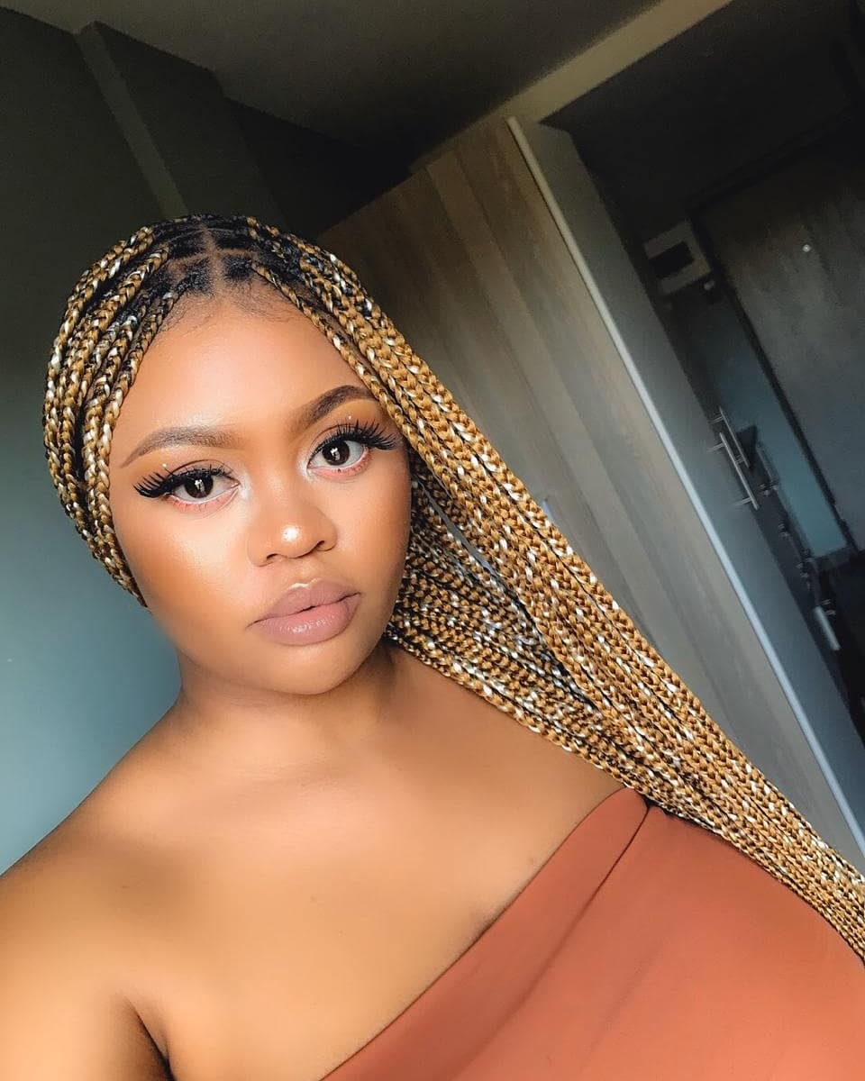 SarahMobileBea1's tweet photo. Knotless braids done by me am based in Durban i do housecalls but I charge money for transport please whatsapp me or call me 0677147649 #GirlzTalkZa #GirlsTalkZA #DJSBU #uthandonesithembu #gomoramzansi https://t.co/CT8U2EvQNm