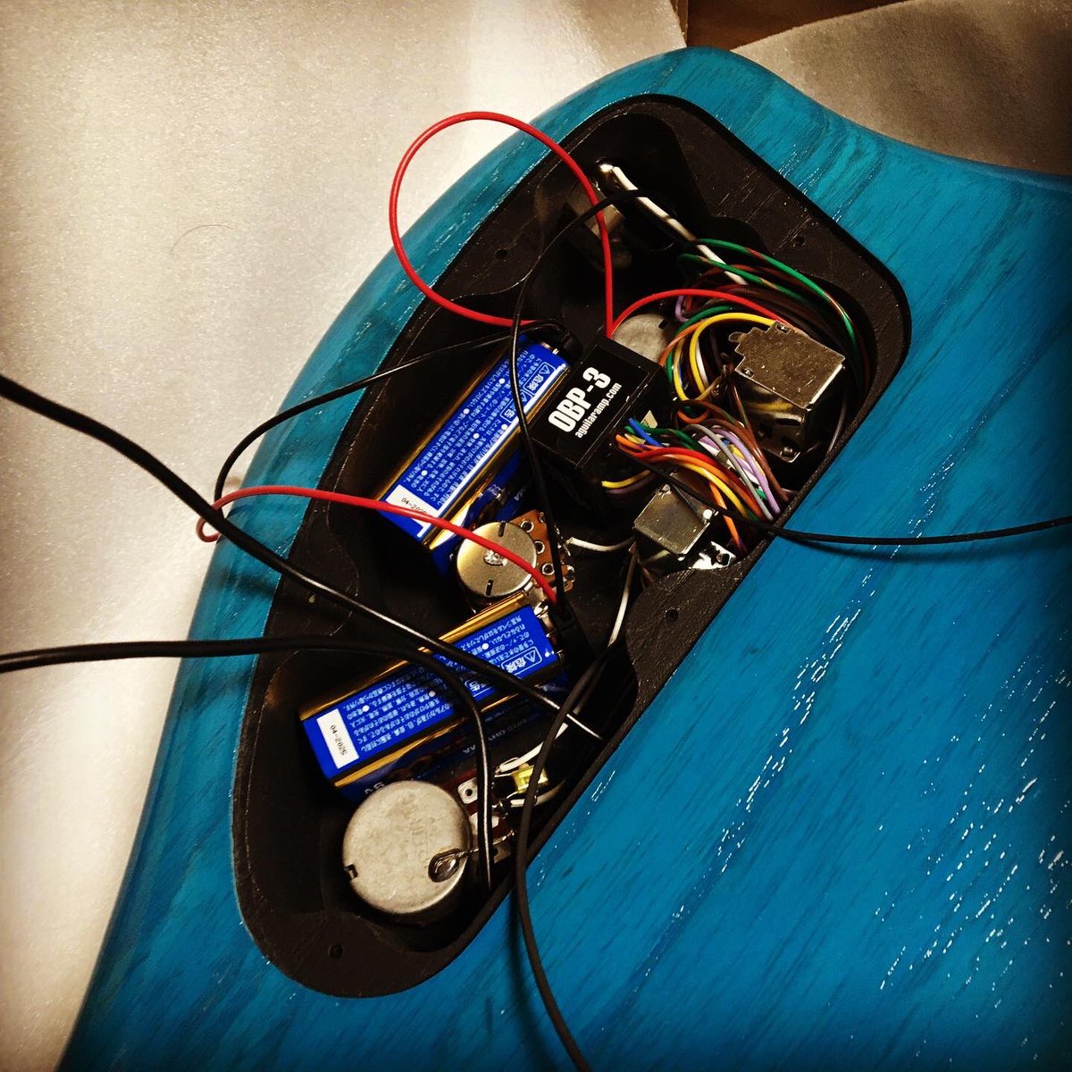 goro_murata's tweet photo. コントラバスの調整の後は、こちらへー。

あとは自分の日頃の行いを信じて待つのみ。

https://t.co/AwJM38BUFJ

#5stringbass #leftybass #arttech #bass #bassist #turquoiseblue #生地着色 #openpore #オープンポア #aguilar #obp3 #ebonyfingerboard #ashbody #日頃の行いを信じて #私待つわ https://t.co/r60HtYaP2D
