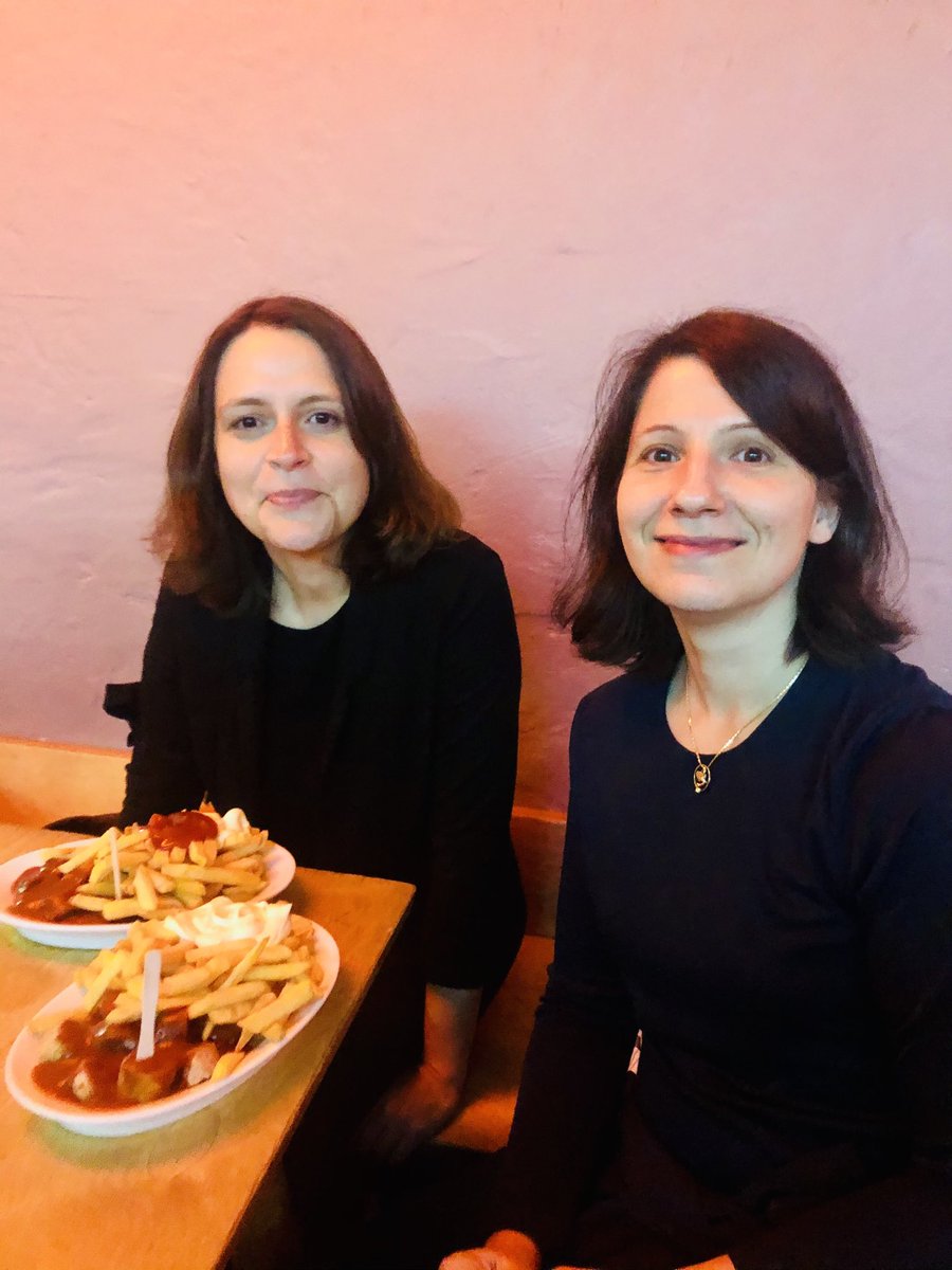 AnnieMuc's tweet photo. Twins waiting for Ergebnis im Münchner Norden. #bergwolf #currywurst @melstaudinger 😍 https://t.co/UWGdRkOYQL