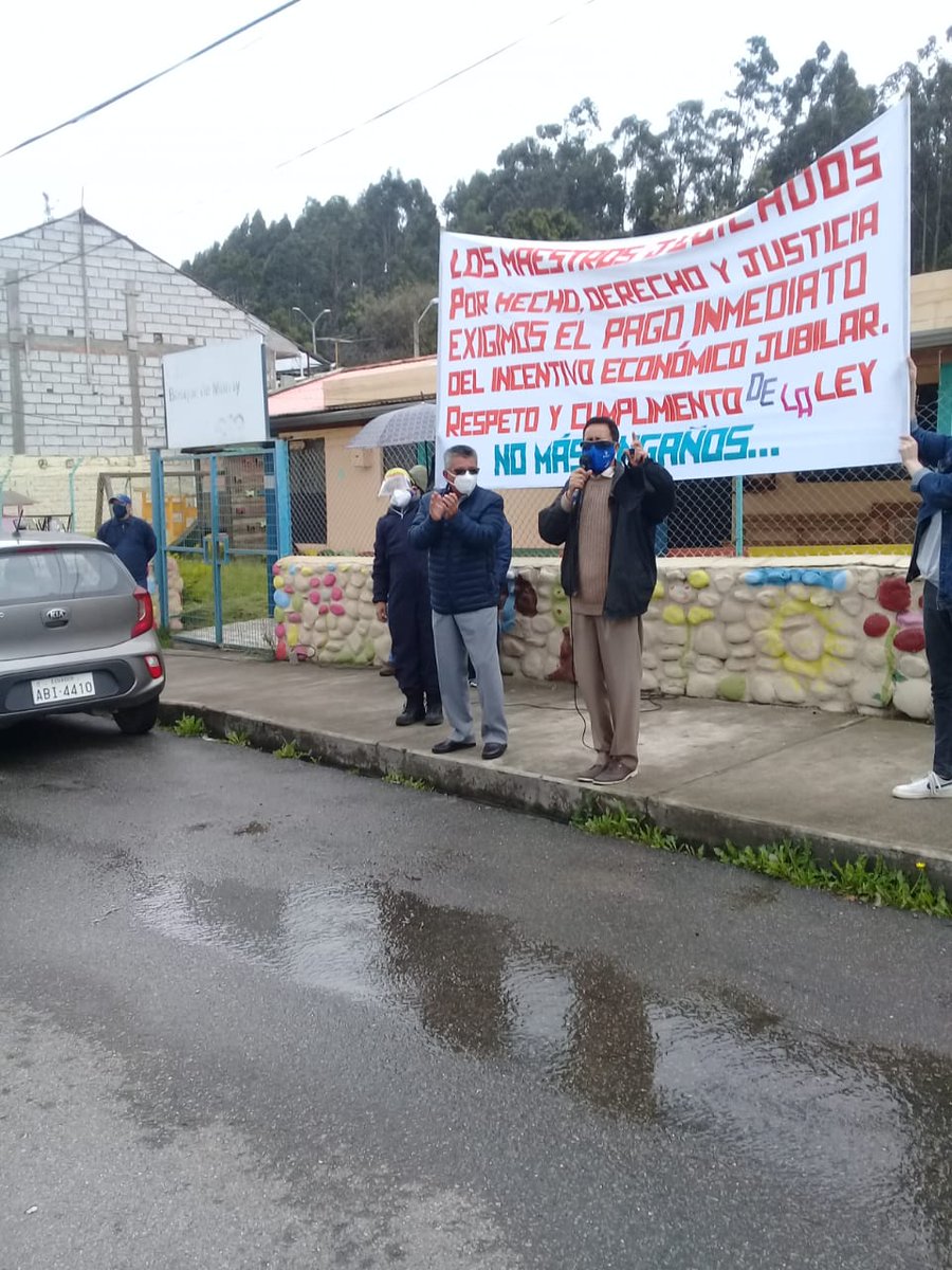 AzuayJubilados's tweet photo. Jubilados del Azuay reclamando el incentivo jubilar al presidente y Ministerio de Educación.
¡Exigimos lo que por derecho nos corresponde! https://t.co/tzeg3jQiaR