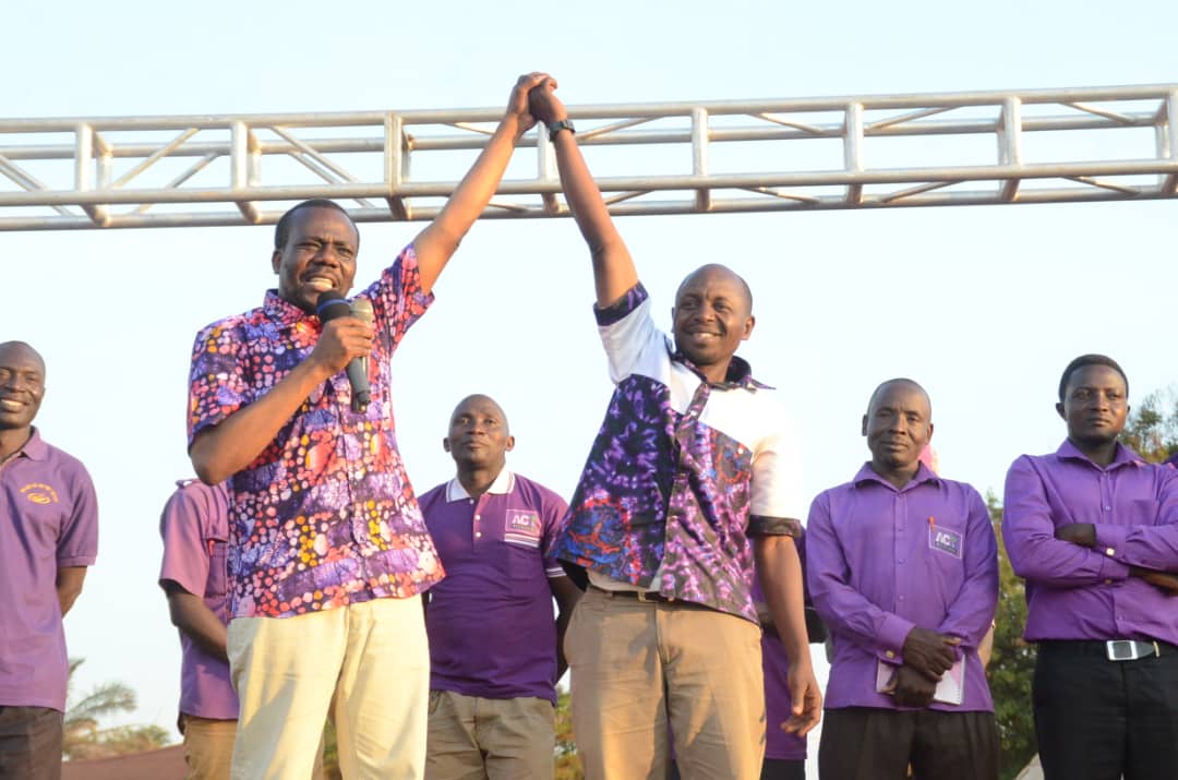 KosaMoja's tweet photo. Kiongozi wa @ACTwazalendo, Ndugu @zittokabwe akizungumza na wakazi wa Jimbo la Kasulu Mjini wakati wa Uzinduzi wa kampeni za mgombea Ubunge wa jimbo hilo, Ndugu Hamza Mtunu.

(Picha na Said Powa)

#KaziNaBata
#ChaguaACT2020 https://t.co/6SFqlJKs08
