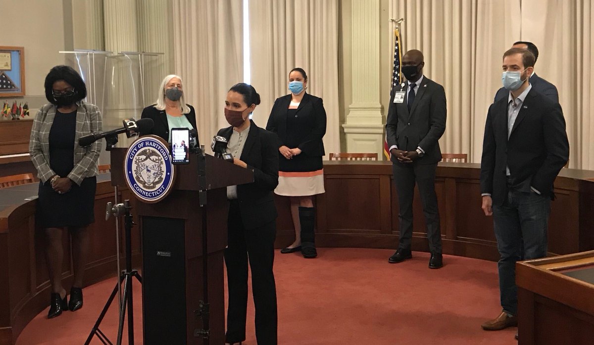 At a press conference today, <a href="/HartfordSuper/">Dr. Andraé Townsel</a> joined @MayorBronin, <a href="/AWynterClarke/">Ayesha</a> &amp; city officials to announce free #COVID19 testing for students &amp; the addition of 20 social workers from <a href="/UConnSocialWork/">UConn Social Work</a>  in our schools. Read more : ow.ly/AF8D50BAwMx <a href="/HPSEngagement/">HPS Engagement</a> 🤗♥️👨‍🎓👩‍🎓