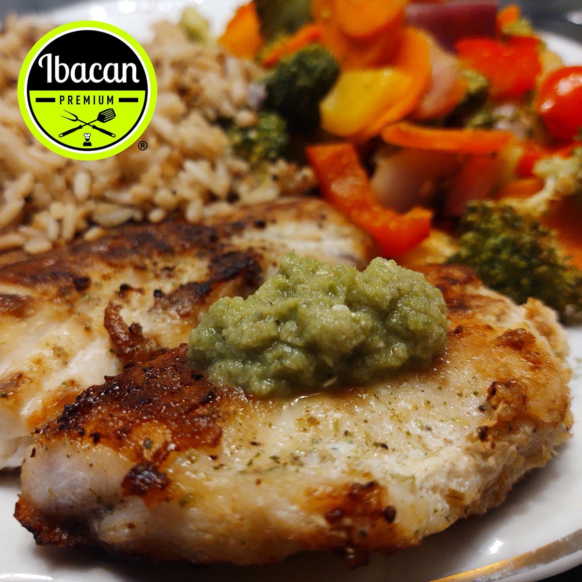ibacanpremium's tweet photo. Pescado a la plancha con verduras preparado con Sazón Completo #ibacanpremium plus una salsa de chile serrano bien picosa #megustacocinar #pescado #fish #health #paleo #keto #fit #diet #healthy #meal #delicious https://t.co/6VCh1OY8iL
