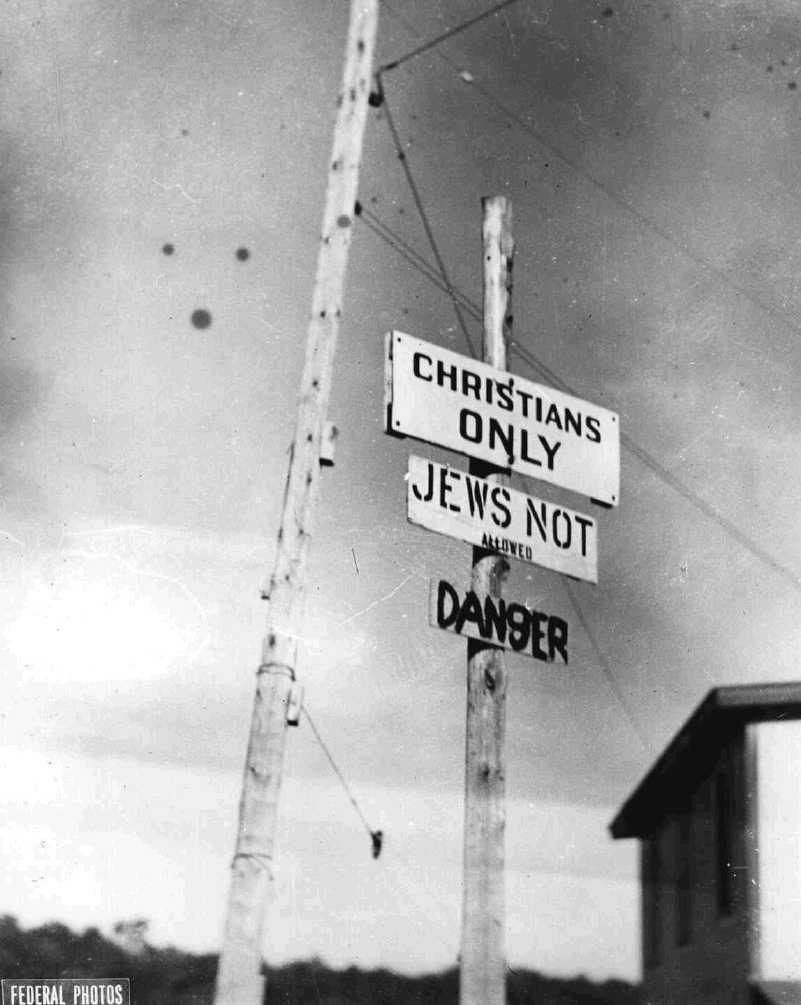 En la época era frecuente ver a lo largo y ancho de Canadá carteles como el de "Solo cristianos. No se permiten judíos" en Quebec.