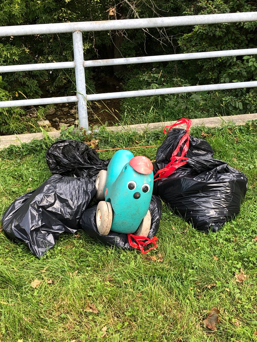 InproCorp's tweet photo. Yesterday a team of Inpro employees enjoyed a socially distant beautiful day and cleaned up our adopted section of the Kinnickinnic River. They pulled out 5 bags worth of trash including plastic bags, bottles, straws, glass, a battery and kids toys. #inprocares https://t.co/Jxwkj40AZt