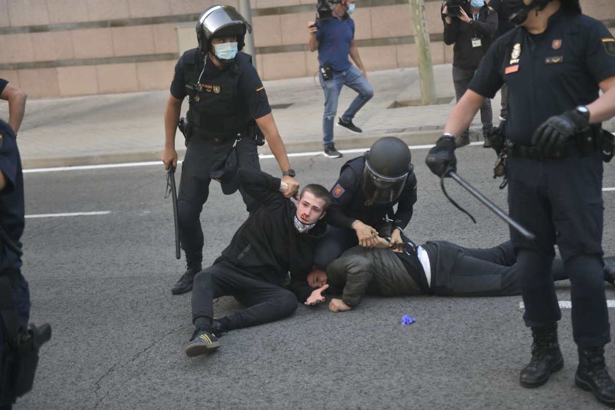 RubenSanchezTW's tweet photo. Cargas policiales en Vallecas. Parece que Marlaska sólo respeta el derecho de manifestación con los ricos del Barrio de Salamanca. https://t.co/0XTnfaEE1u
