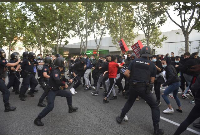 RubenSanchezTW's tweet photo. Cargas policiales en Vallecas. Parece que Marlaska sólo respeta el derecho de manifestación con los ricos del Barrio de Salamanca. https://t.co/0XTnfaEE1u