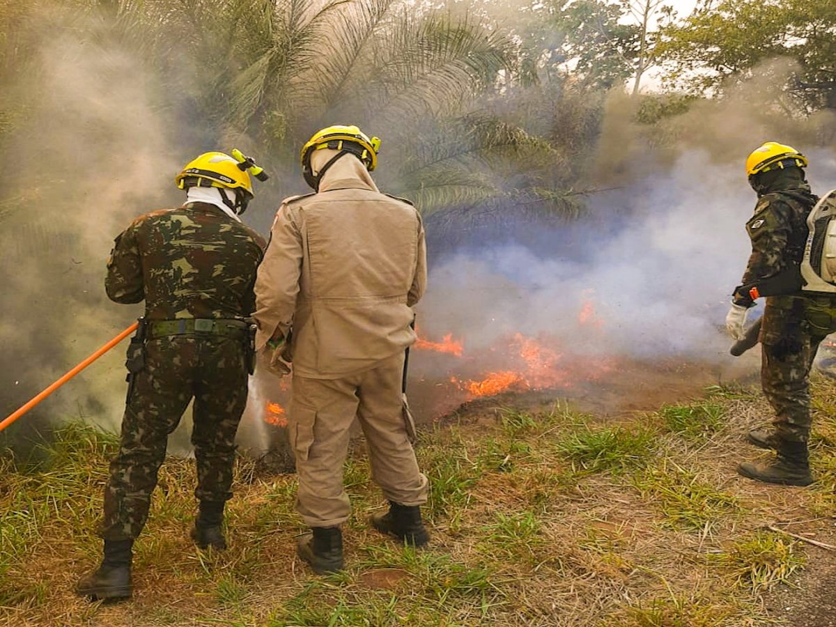 66° Batalhão de Infantaria Motorizado atua em três frentes de combate a incêndios florestais no Pantanal https://t.co/qoVIdKlWlo #BraçoForte #MãoAmiga https://t.co/Y7sTbxx1uC