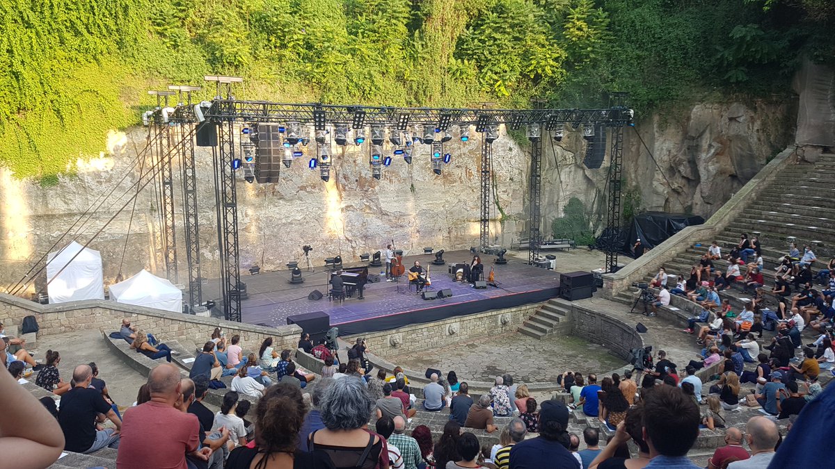 marinacisa's tweet photo. Estic molt feliç d'haver respirat l'esperit de #LaMerce al concert del magnífic @RogerMasOficial al Teatre Grec. https://t.co/svWNlLjDDU