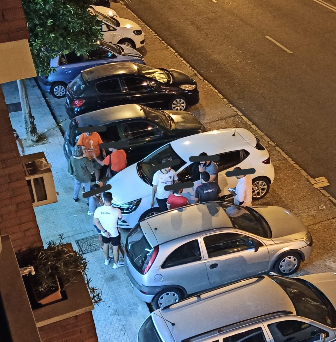 viviflorez06's tweet photo. @Ayto_Sevilla @EmergenciasSev @policia @SevillaCivica @diariosevilla @denunciaSevilla @facua @BeltranPerezPP así está la casa de apuestas en la calle Arroyo , sin mascarilla, incumpliendo todas las normas de seguridad y formando jaleo y cada vez empieza hacer más frecuente. https://t.co/zTBVS3n8No