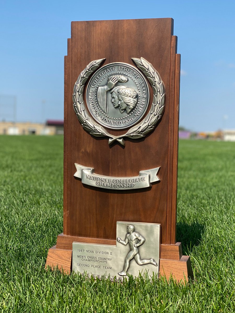 Minnesota State w/unbelievable run at @ncaadII men's cross country natty championship meets in 1980s, finishing 8th ('85-86), 5th ('86-87), 2nd ('87-88) &amp; t-1st ('88-89) in 4-yr span. Shawn Bernier led Mavericks in '87, finishing 9th #TrophyTuesday <a href="/MinnStCC/">MinnStCrossCountry</a> #Schuck <a href="/schweizerm66/">Mike Schweizer</a>