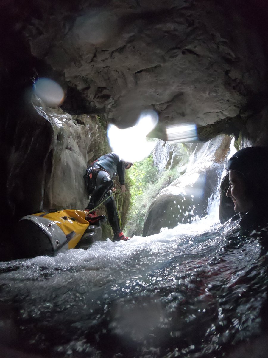 MueroPorViajar's tweet image. Tarde de aventuras con Pablo de @guiasnevadensis que nos ha guiado en una aventura de barranquismo en Río Verde.

Lo hemos pasado genial saltando en el río, haciendo rápel por paredes verticales, y disfrutando de la naturaleza.

@turgranada #granada