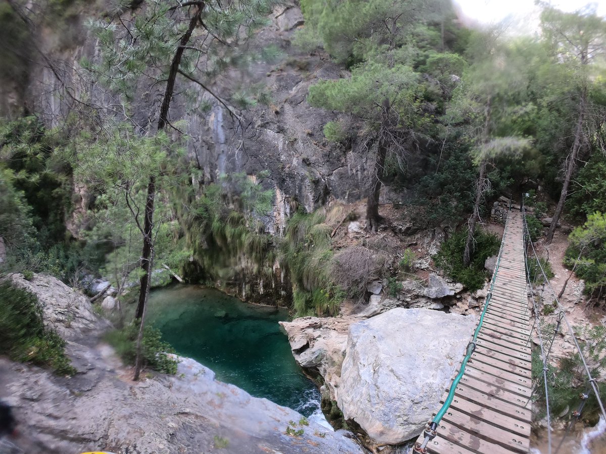 MueroPorViajar's tweet image. Tarde de aventuras con Pablo de @guiasnevadensis que nos ha guiado en una aventura de barranquismo en Río Verde.

Lo hemos pasado genial saltando en el río, haciendo rápel por paredes verticales, y disfrutando de la naturaleza.

@turgranada #granada