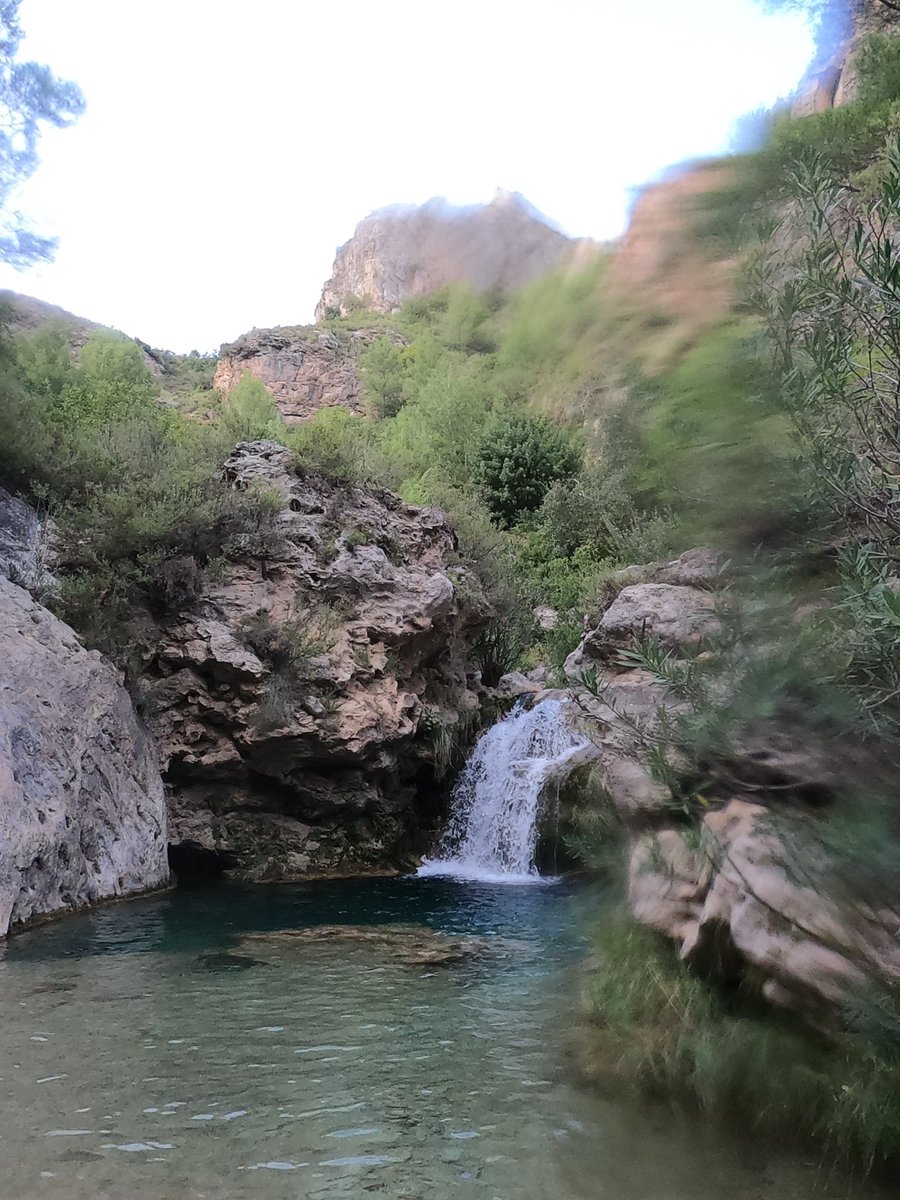 MueroPorViajar's tweet image. Tarde de aventuras con Pablo de @guiasnevadensis que nos ha guiado en una aventura de barranquismo en Río Verde.

Lo hemos pasado genial saltando en el río, haciendo rápel por paredes verticales, y disfrutando de la naturaleza.

@turgranada #granada