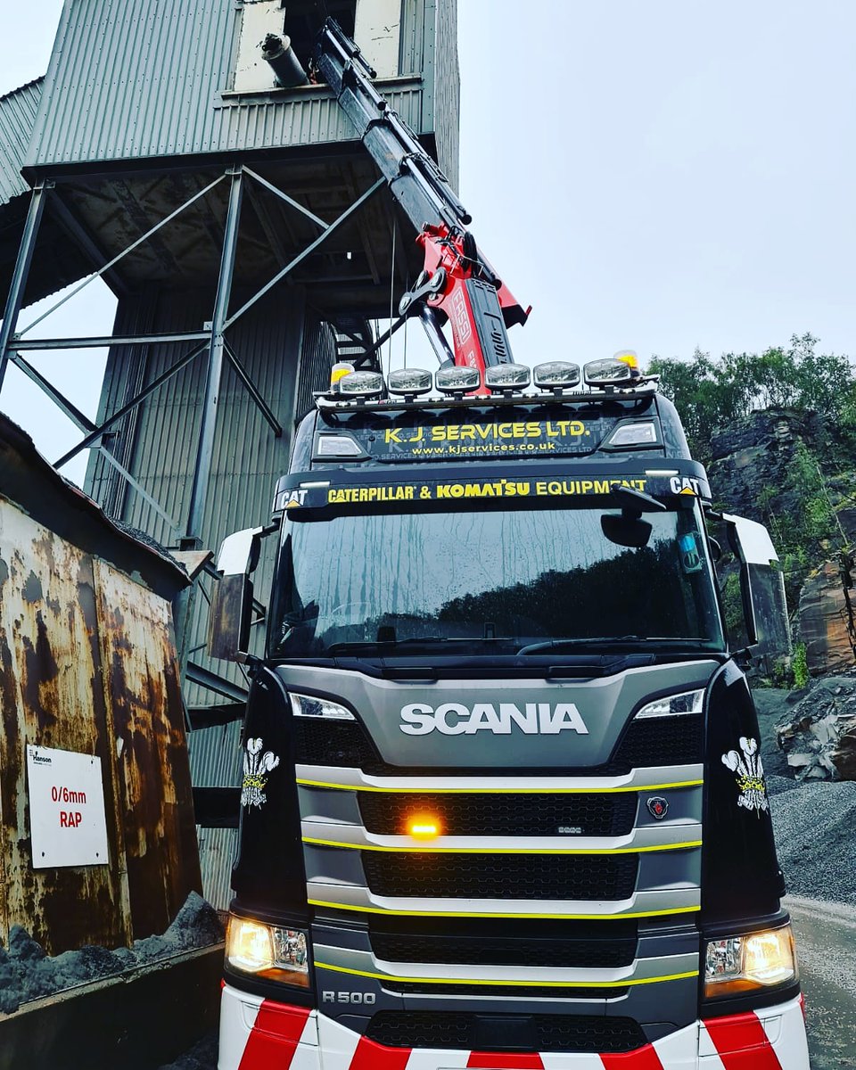 KJ_Services's tweet photo. Our Scania R500 Getting Into Postion For A Tricky Lift With Its Fassi F820 Hiab & Accomplished It With Flying Colours Thanks To Our Professional HIAB Operator πππͺ #KJServicesLtd #KJCrushingLtd #HiabHire #Scania #R500 #Fassi #F820 #SouthWales https://t.co/YqZlyh1II1