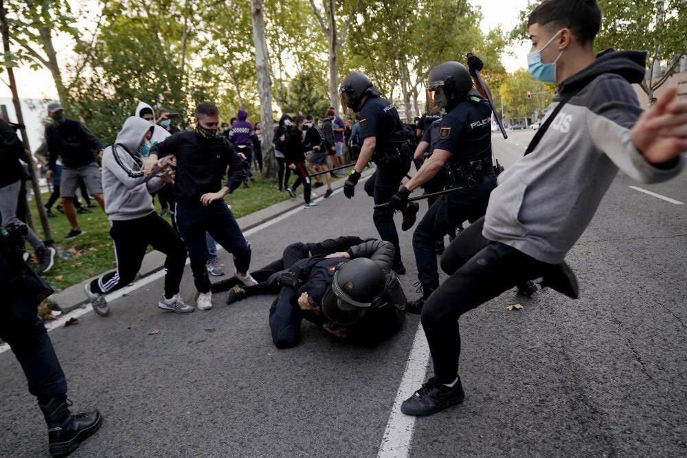 JosPastr's tweet photo. Imaginad la que hubiera montado el estercolero mediático del Gobierno si estas imágenes se hubieran visto en Núñez de Balboa. Pero son sus chicos hoy en Vallecas, así que circulen. https://t.co/1ITwMvzijm
