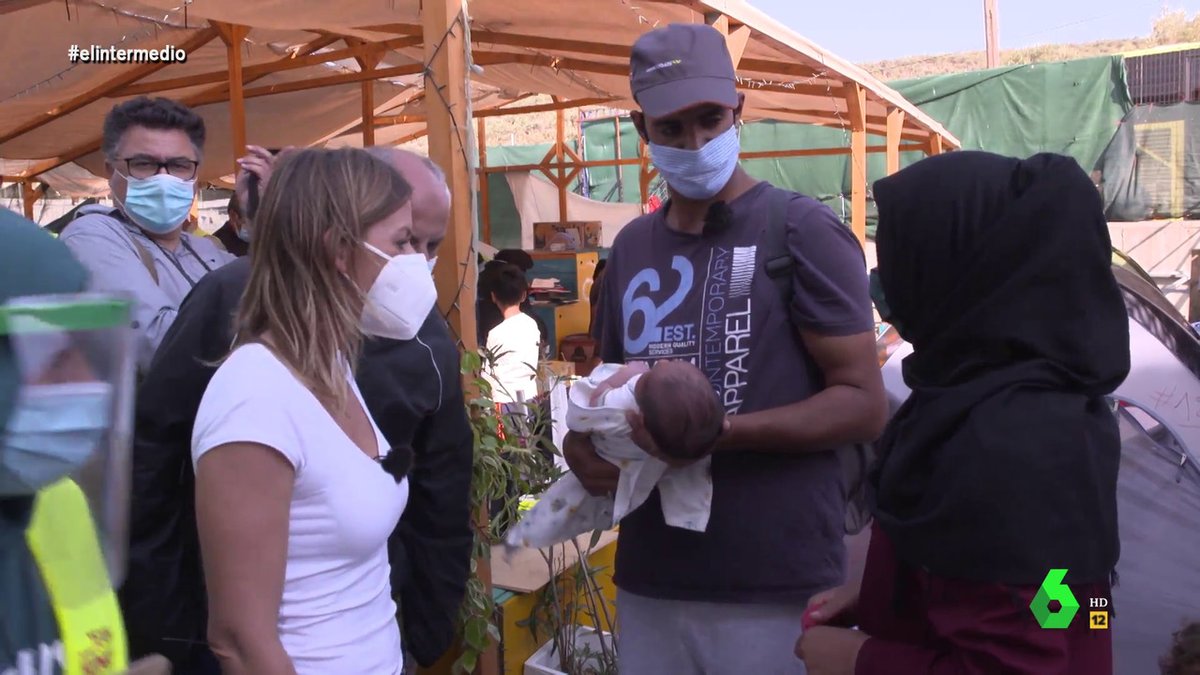 El_Intermedio's tweet photo. 🔴 @andrearopero ha estado en el campamento de Moria, en Lesbos, para conocer las condiciones de los refugiados que viven allí y que vieron cómo ardía el anterior campamento: "Prefiero vivir en la calle", asegura este padre. ▶ #elintermedio https://t.co/SzncHfRrn8 https://t.co/7qZ8c07d1S