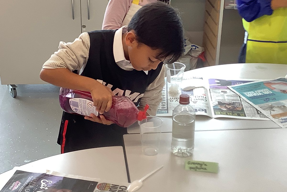 TheCambridgePS's tweet photo. Young scientists and artists experimenting in Year 2 this week as part of their Muck, Mess and Mixtures topic! #thecambridgeprimary #hookday #inspiringmindstogether #futurescientists @Cornerstonesedu https://t.co/Y8EHF6odmy