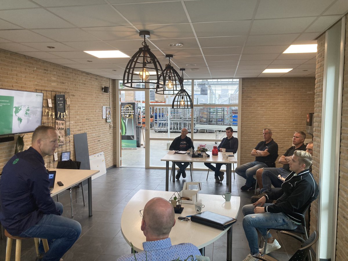 hvdermeer's tweet photo. Vandaag een interactieve middag gehad met een groepje Poinsettia kwekers, bij Chris Endhoven @KwekEndhoven met als gast spreker Richard Saarloos van @KoppertNL dit jaar veel positieve ervaringen met geïntegreerde gewasbescherming #vergroenenentuinbouw https://t.co/wsZ0gopdFJ