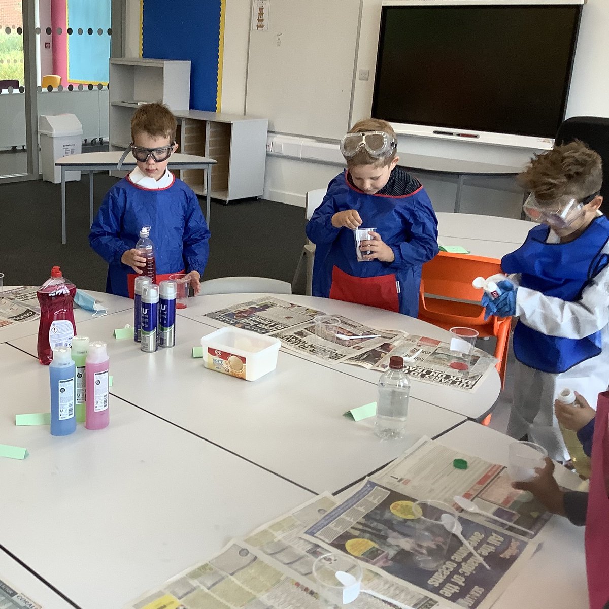 TheCambridgePS's tweet photo. Young scientists and artists experimenting in Year 2 this week as part of their Muck, Mess and Mixtures topic! #thecambridgeprimary #hookday #inspiringmindstogether #futurescientists @Cornerstonesedu https://t.co/Y8EHF6odmy