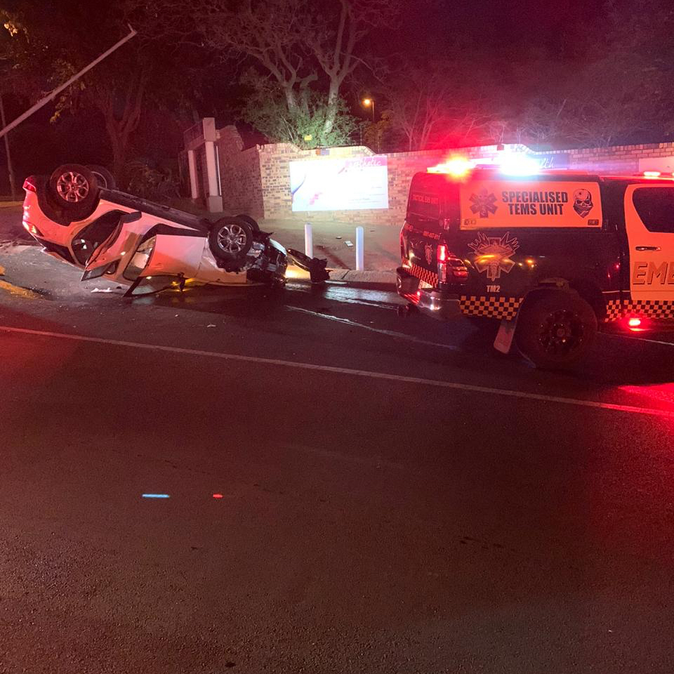 EMER_G_MED's tweet photo. 《Fourways》#TM2 &amp; #RV06 responded to a high mechanism rollover on the corners of Kingfisher &amp; Robin Drive. One patient was transported to a nearby facility for further care @_ArriveAlive @EWNTraffic @IOL #whensecondscount #fourways https://t.co/a4Iq2E1q1t