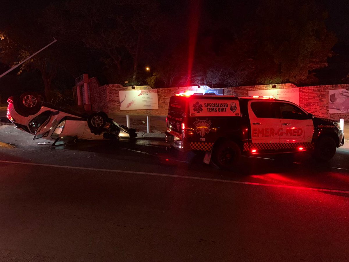 EMER_G_MED's tweet photo. 《Fourways》#TM2 &amp; #RV06 responded to a high mechanism rollover on the corners of Kingfisher &amp; Robin Drive. One patient was transported to a nearby facility for further care @_ArriveAlive @EWNTraffic @IOL #whensecondscount #fourways https://t.co/a4Iq2E1q1t