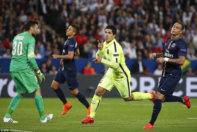 Suarez vs PSG After a beautiful nutmeg obliterating David Luiz he slotted the ball into the top corner leaving the whole PSG team clueless.